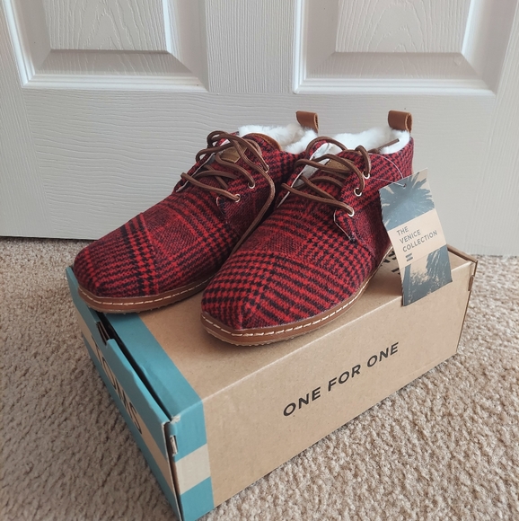 Toms - Picture 1 of 5